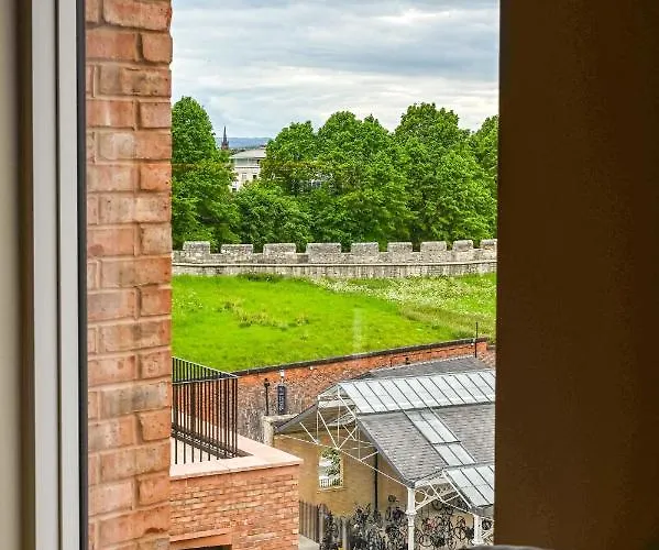 No 3, Within The Walls, Free Parking * ヨーク