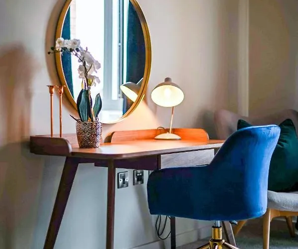 No 3, Within The Walls, Free Parking ヨーク