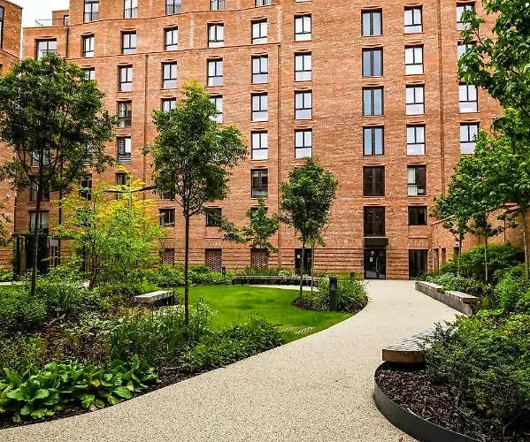 No 3, Within The Walls, Free Parking 別荘