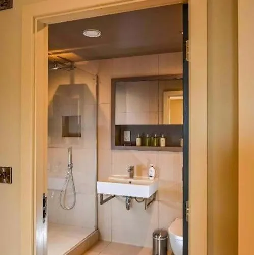 No 3, Within The Walls, Free Parking ヨーク