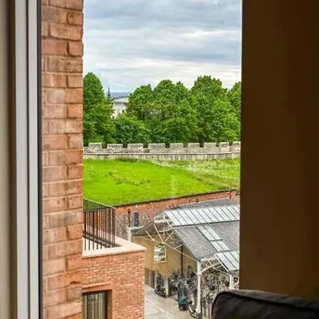 No 3, Within The Walls, Free Parking Holiday home